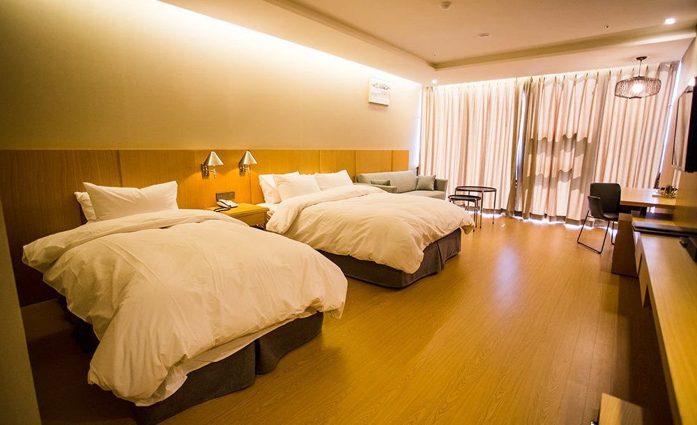 J Square Hotel And Wedding Jinju Exterior foto
