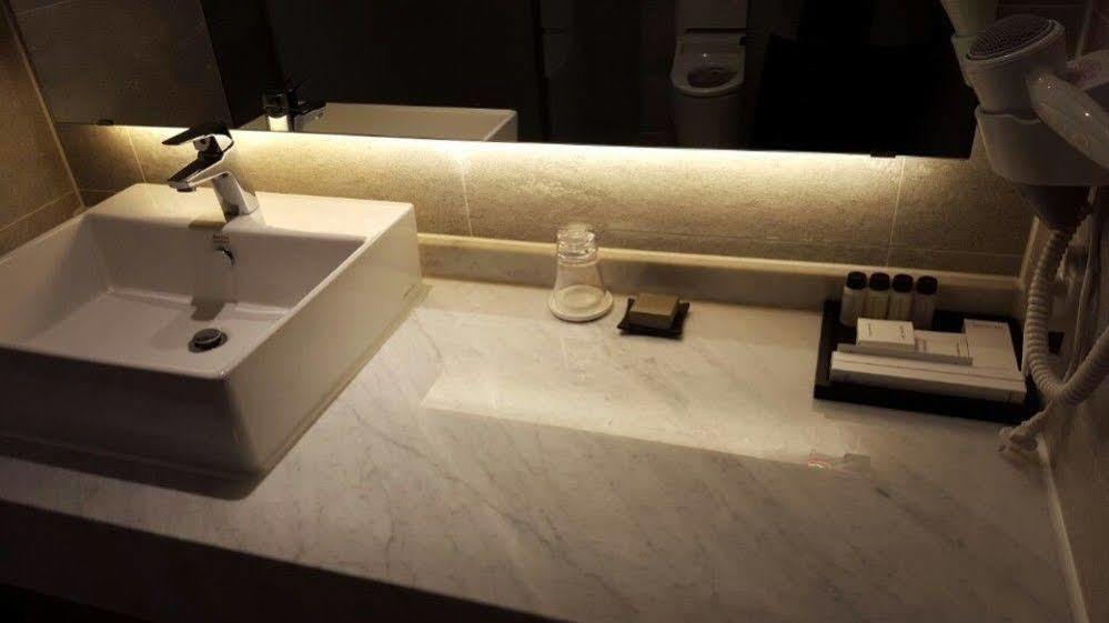 J Square Hotel And Wedding Jinju Exterior foto